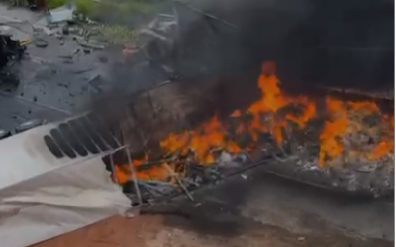 Colisão entre carretas provoca incêndio, deixa feridos e interdita BR-101 em Joaquim Gomes