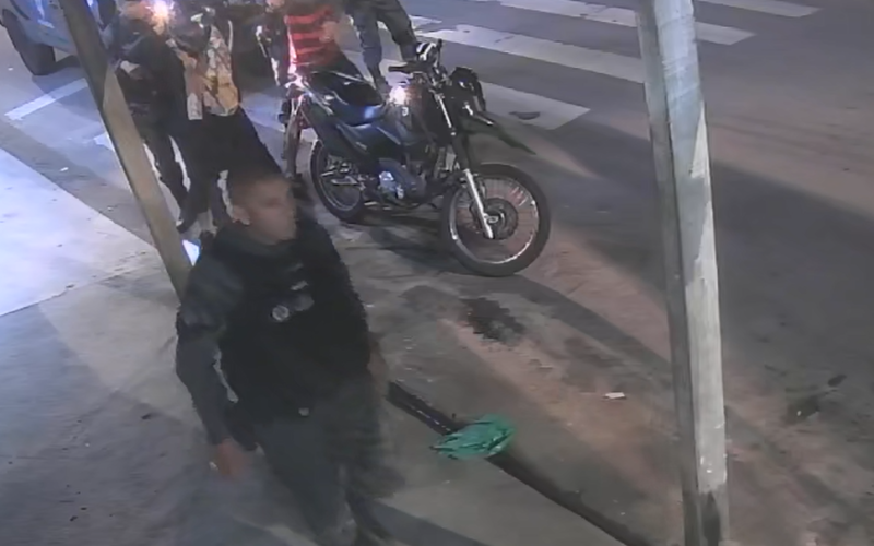 Abordagem é registrada e câmera é alvo de ação de policiais durante ocorrência; veja