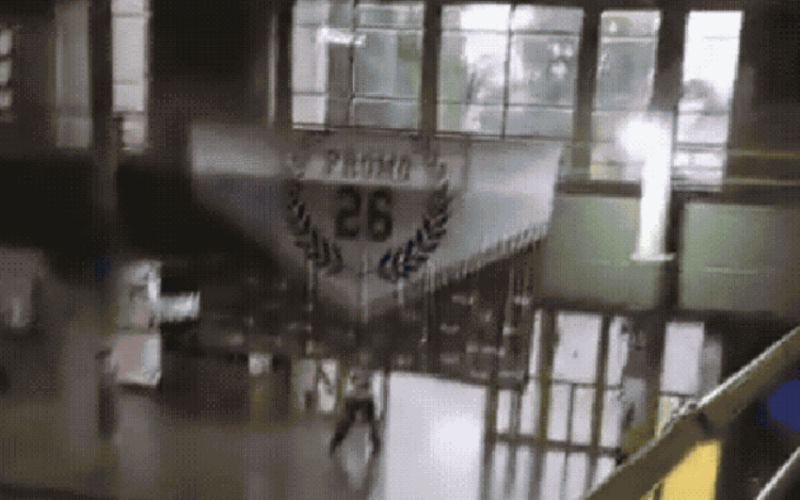 Estudante entra em escola armado e efetua disparos contra colega de sala