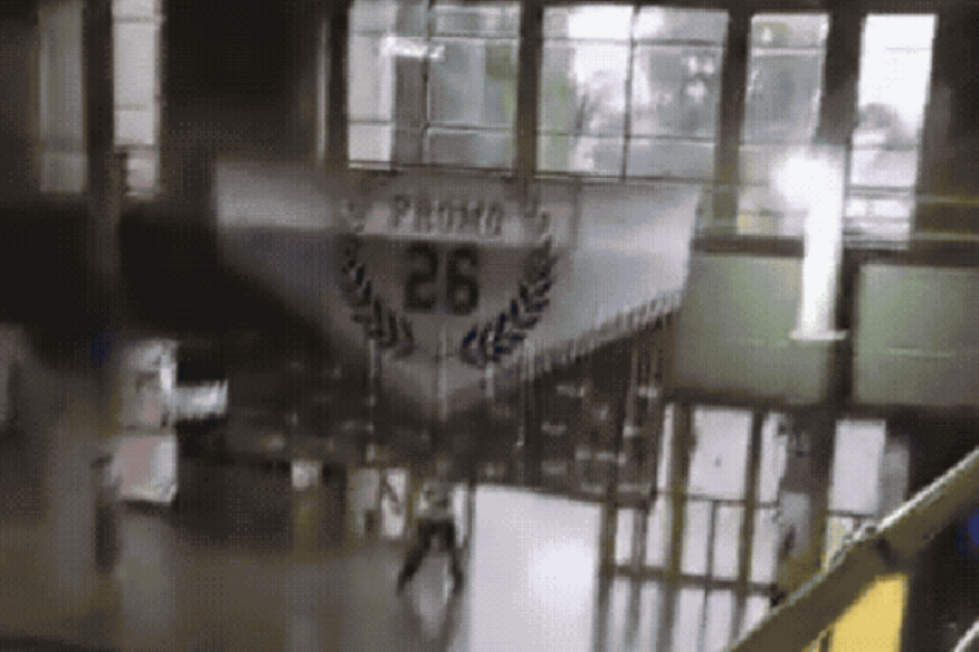 Estudante entra em escola armado e efetua disparos contra colega de sala