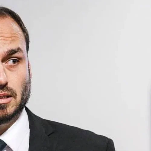 ”Querem matar Jair Bolsonaro de um jeito ou de outro”; Carlos critica operação que acompanha ex-presidente ao hospital