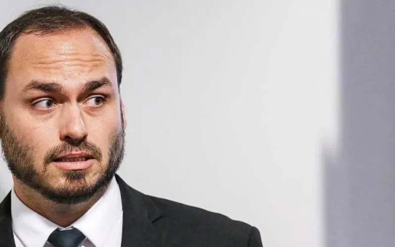 ”Querem matar Jair Bolsonaro de um jeito ou de outro”; Carlos critica operação que acompanha ex-presidente ao hospital