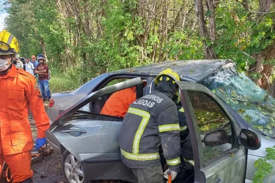 Carro colide contra árvore e deixa quatro feridos na BR-104