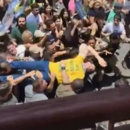 Veja cena polêmica de filme que recria facada em Bolsonaro