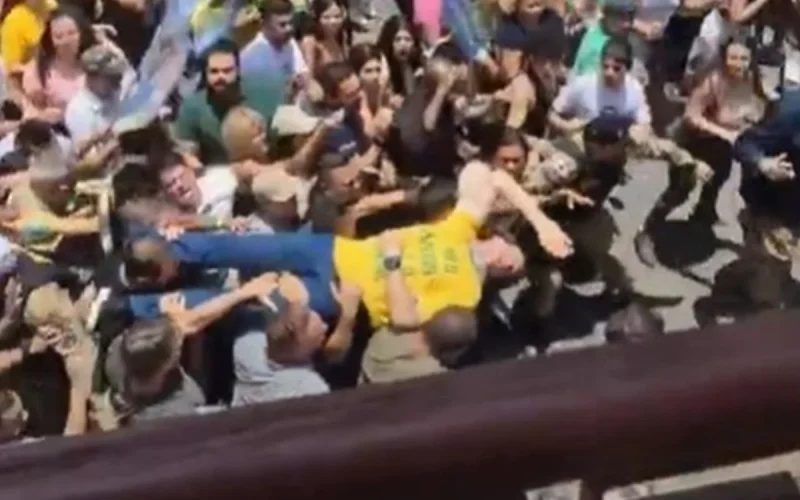 Veja cena polêmica de filme que recria facada em Bolsonaro