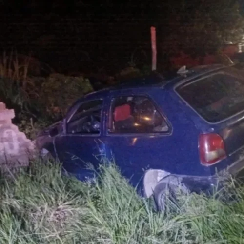 Condutor bêbado bate carro em muro e acaba preso na Cidade Universitária