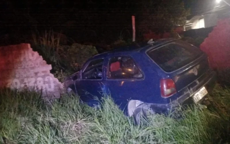 Condutor bêbado bate carro em muro e acaba preso na Cidade Universitária
