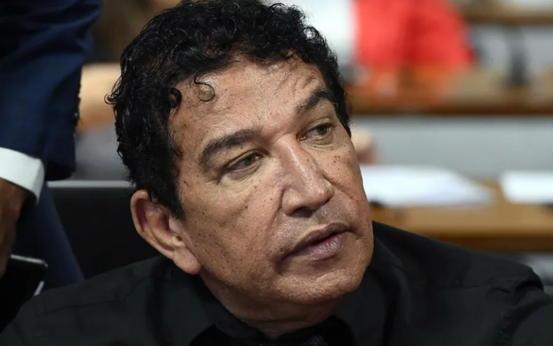 Durante encerramento de sessão, Magno Malta afirma que vai orar por Bolsonaro em condomínio em Brasília