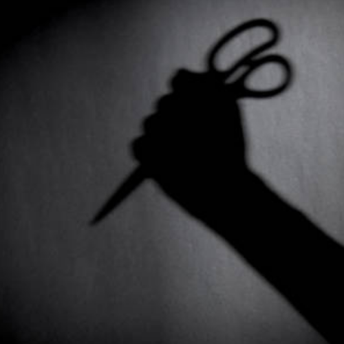 Homem invade casa da ex, troca tiros e mata o pai dela a tesouradas