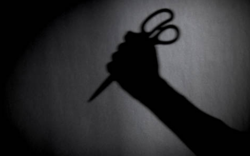 Homem invade casa da ex, troca tiros e mata o pai dela a tesouradas