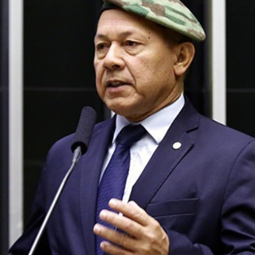 Aliado de Bolsonaro é acusado de empregar companheira e familiares no gabinete