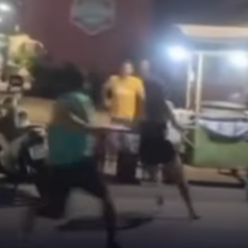 Homem armado com facão persegue mulher em festa e causa pânico