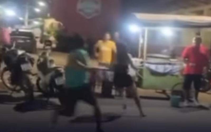 Homem armado com facão persegue mulher em festa e causa pânico