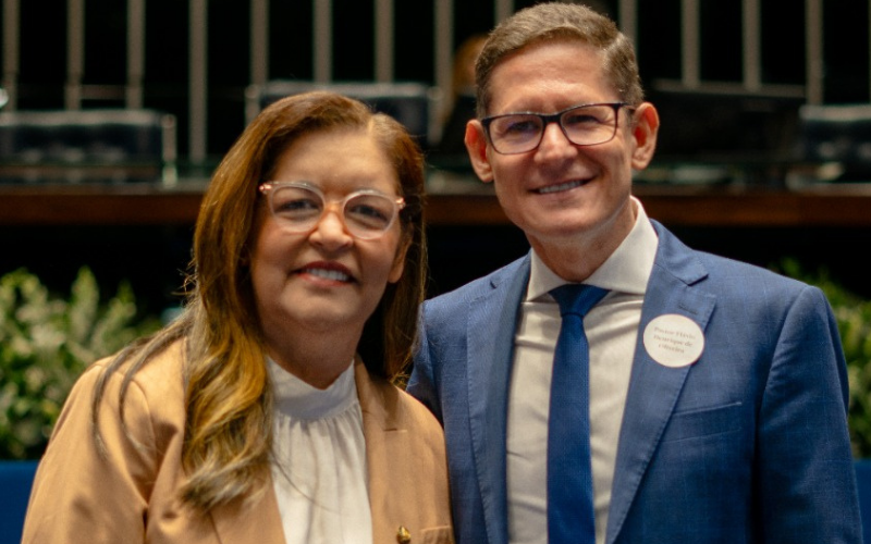 No Senado Federal, Dra Eudócia entrega comenda ao presidente da Igreja Adventista do Sétimo Dia em Alagoas