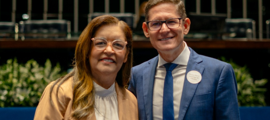 No Senado Federal, Dra Eudócia entrega comenda ao presidente da Igreja Adventista do Sétimo Dia em Alagoas