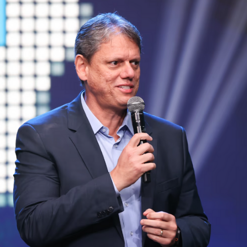 “Diploma tem cada vez menos relevância”, diz Tarcísio em evento