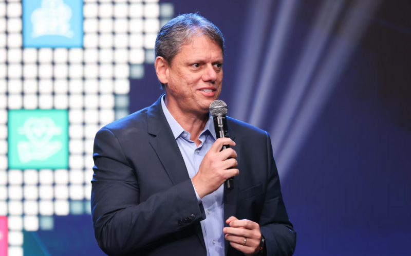 “Diploma tem cada vez menos relevância”, diz Tarcísio em evento