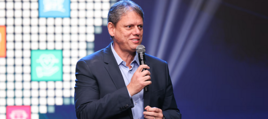 “Diploma tem cada vez menos relevância”, diz Tarcísio em evento