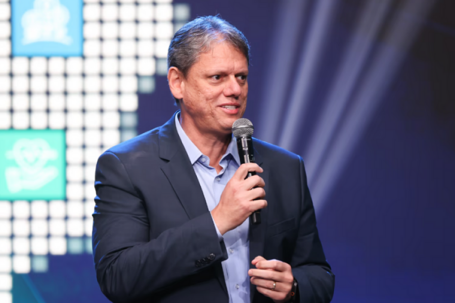 “Diploma tem cada vez menos relevância”, diz Tarcísio em evento