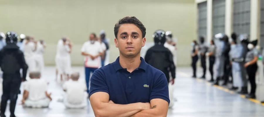 Nikolas Ferreira visita prisão de segurança máxima em El Salvador: “Os maiores bandidos do mundo”