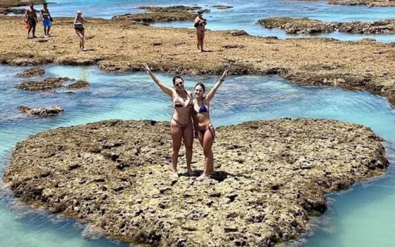“Coral do Amor” transforma mar da Ponta Verde em palco de pedidos de casamento