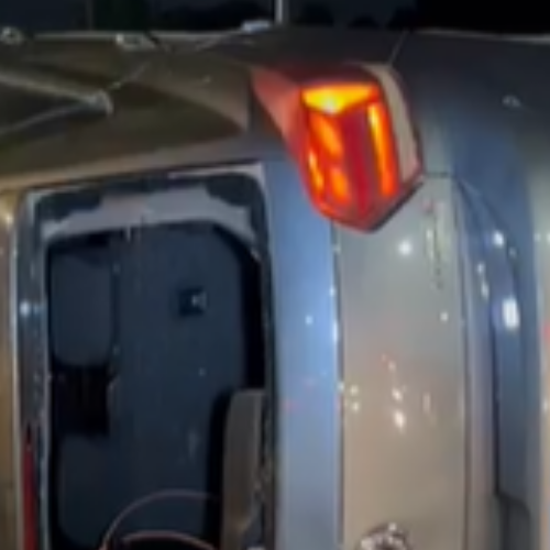 Carro tomba após colisão na Avenida Durval de Góes Monteiro