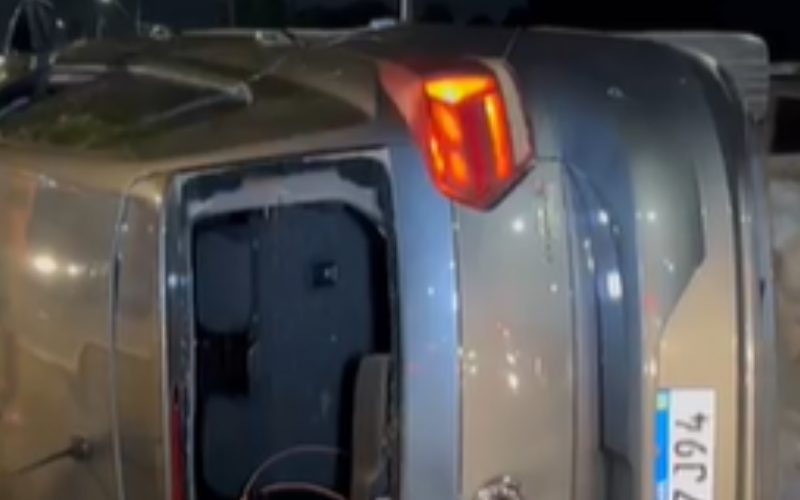 Carro tomba após colisão na Avenida Durval de Góes Monteiro