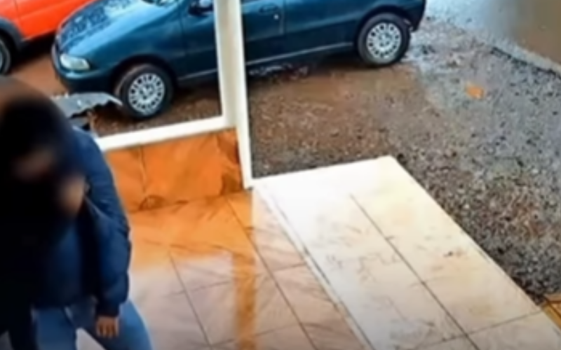 “Atira se tu é homem”: idoso morre nos braços da esposa após ser baleado
