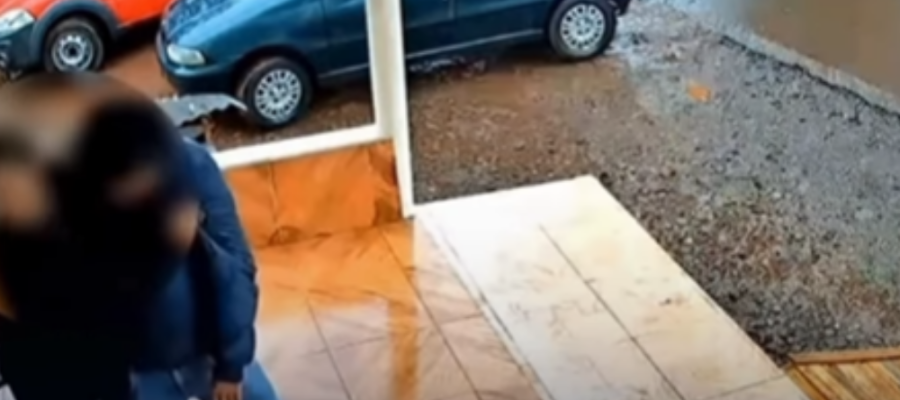 “Atira se tu é homem”: idoso morre nos braços da esposa após ser baleado