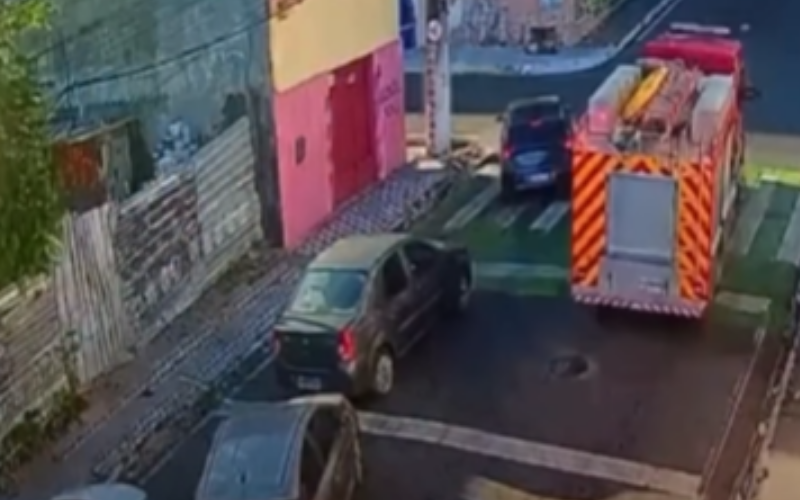 Câmeras registram acidente com viatura dos Bombeiros no Centro de Maceió