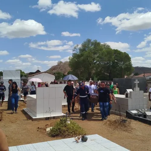 Corpo de enfermeiro morto a tiros por PM em motel é sepultado