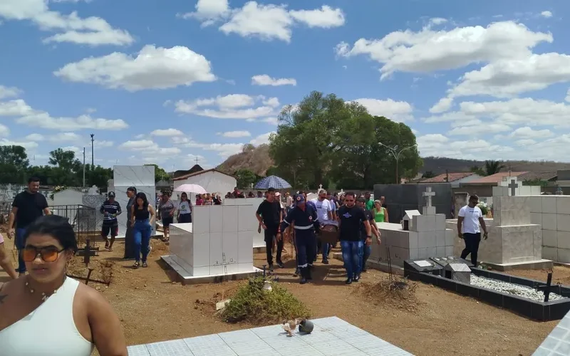 Corpo de enfermeiro morto a tiros por PM em motel é sepultado