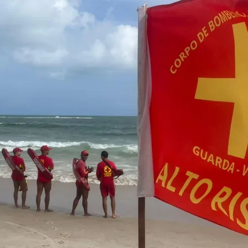 Seis banhistas são resgatados em menos de 30 minutos na Praia do Francês