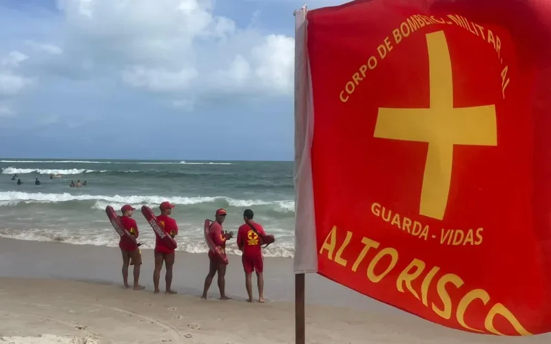Seis banhistas são resgatados em menos de 30 minutos na Praia do Francês