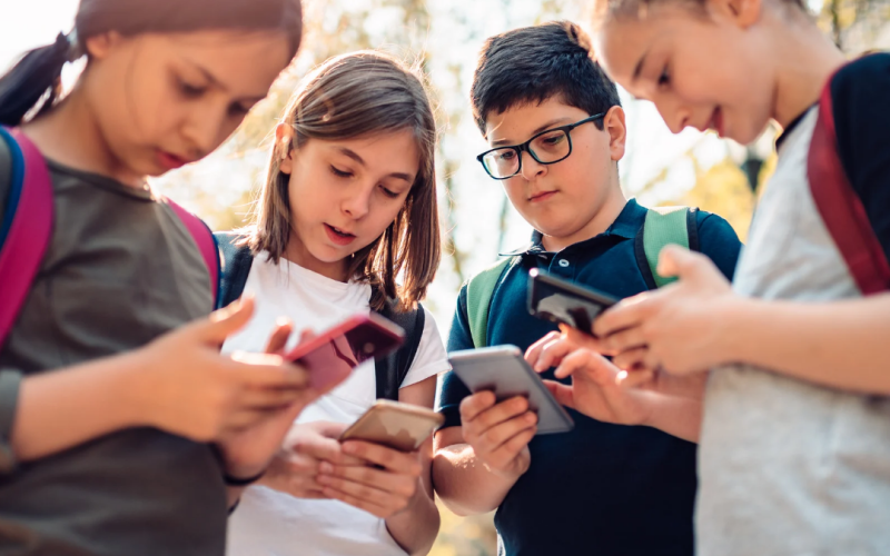 Câmara dos Deputados aprova projeto que proíbe celulares em salas de aula