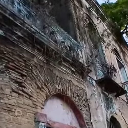 Três crianças ficam feridas após caírem de sacada de casarão abandonado em Jaraguá