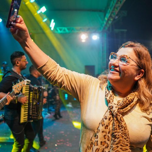 Prefeita de Porto Calvo, Eronita Sposito, distribui dinheiro em frente à Prefeitura e caso explode nas redes