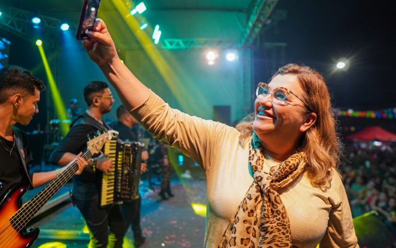 Prefeita de Porto Calvo, Eronita Sposito, distribui dinheiro em frente à Prefeitura e caso explode nas redes