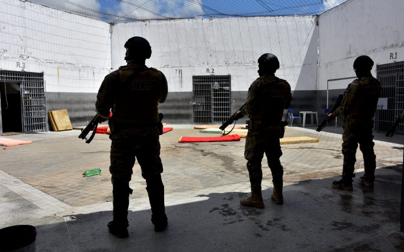 Celulares, drogas e armas artesanais: Polícia deflagra operação em presídios de Alagoas