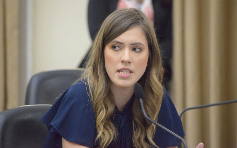 Cibele Moura apresenta projeto que garante reagendamento automático de consultas para pessoas com autismo e TDAH