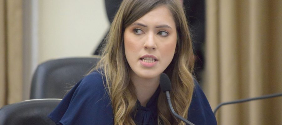 Cibele Moura apresenta projeto que garante reagendamento automático de consultas para pessoas com autismo e TDAH