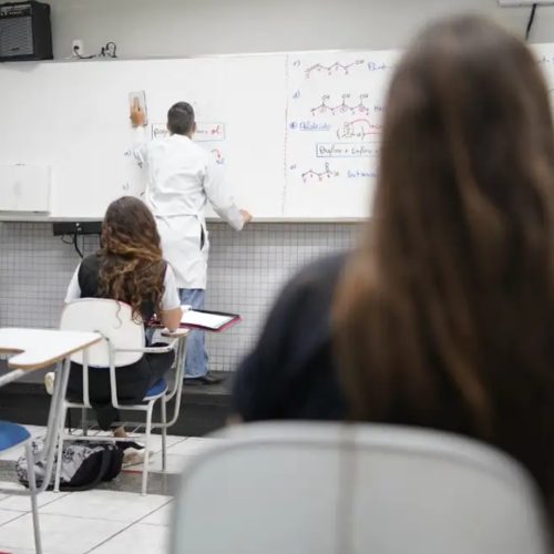 Após 12 anos de espera, professora assume cargo conquistado em concurso