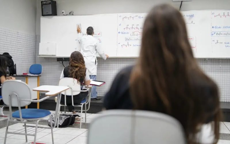 Após 12 anos de espera, professora assume cargo conquistado em concurso