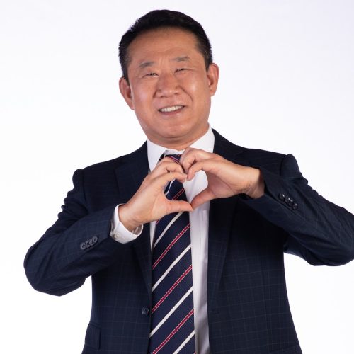 Influencer milionário é acusado de manter mulher em condição análoga à escravidão por 30 anos