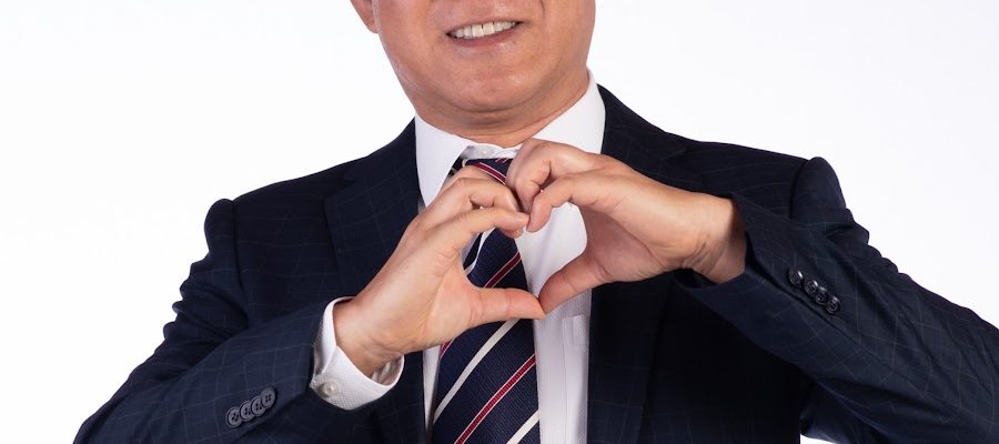 Influencer milionário é acusado de manter mulher em condição análoga à escravidão por 30 anos