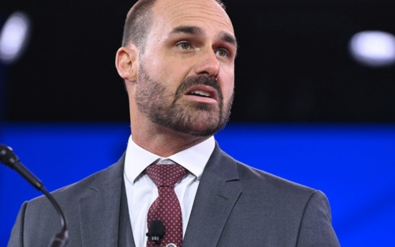 Eduardo Bolsonaro protocola documento para registrar voto pela anistia