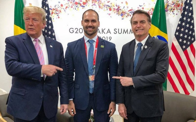 Hugo Motta ‘lava as mãos’ e deve deixar faltas de Eduardo Bolsonaro levarem à cassação do Deputado 
