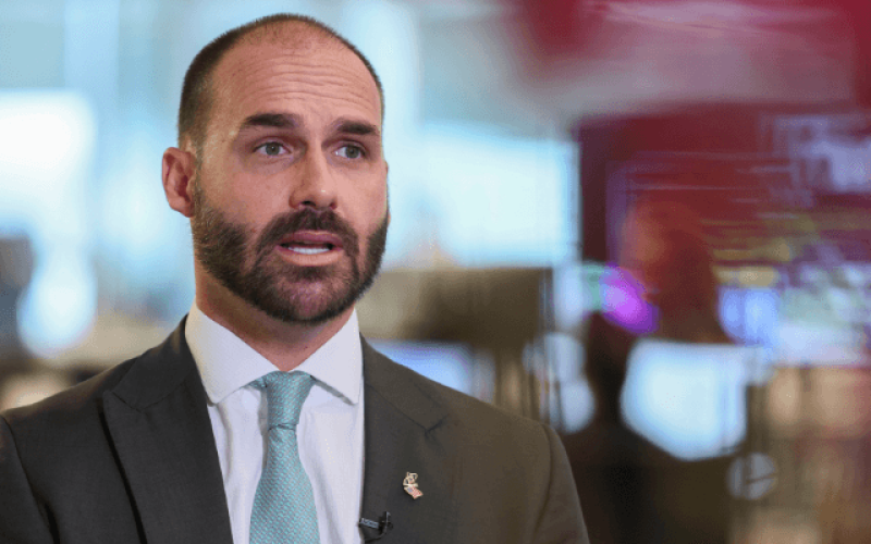 Abaixo-assinado reúne 400 mil pedidos de cassação de Eduardo Bolsonaro