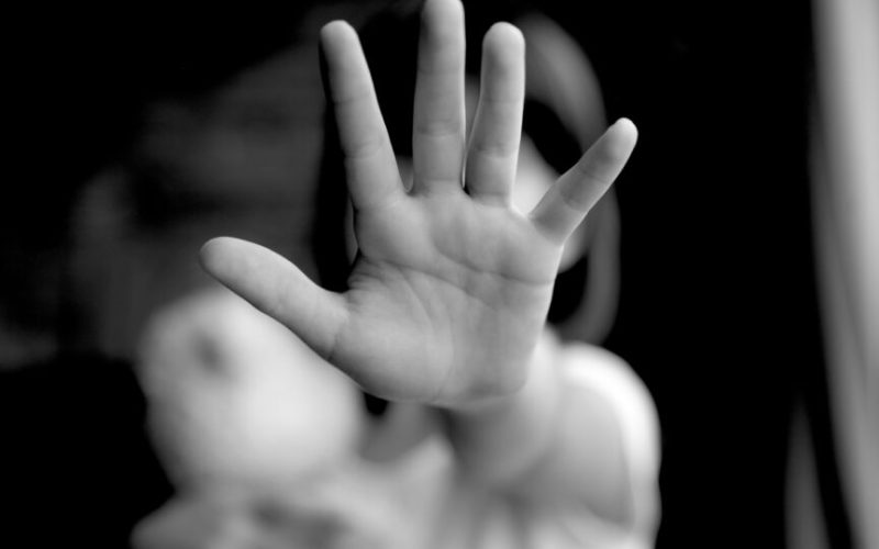 Condenado a 9 anos de prisão homem que beijou adolescente de 13 anos à força