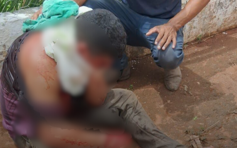 Taxista é esfaqueado durante corrida e suspeito é preso após bater carro em poste em Palmeira dos Índios